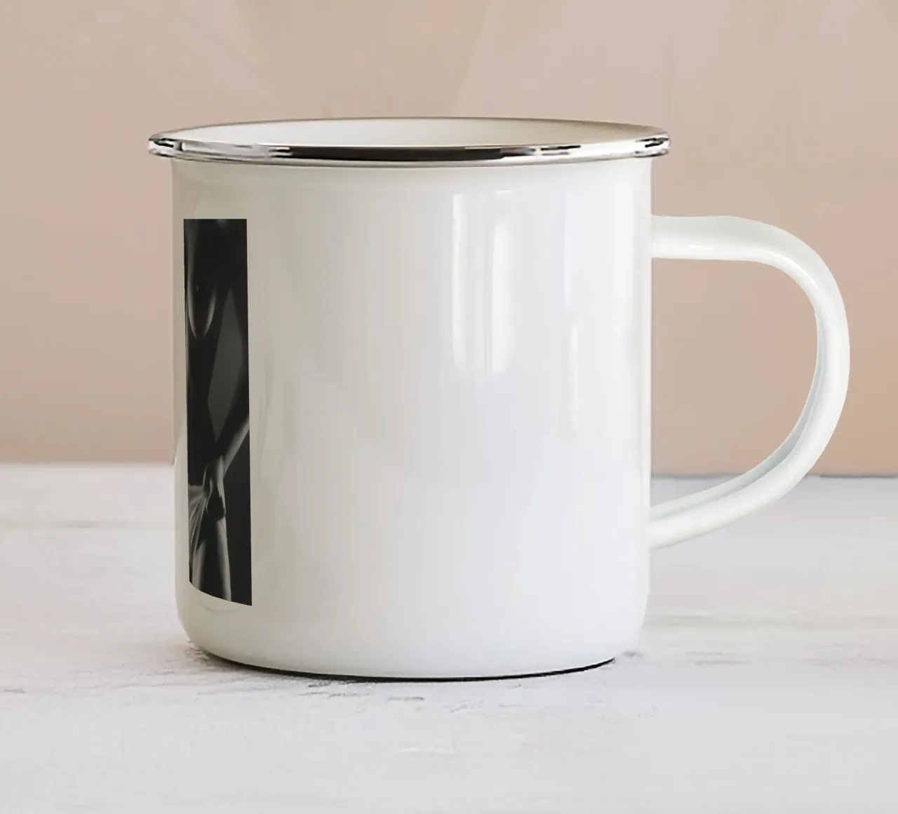 Emilia Topless Mono tazza in smalto da Dave Hare Photography