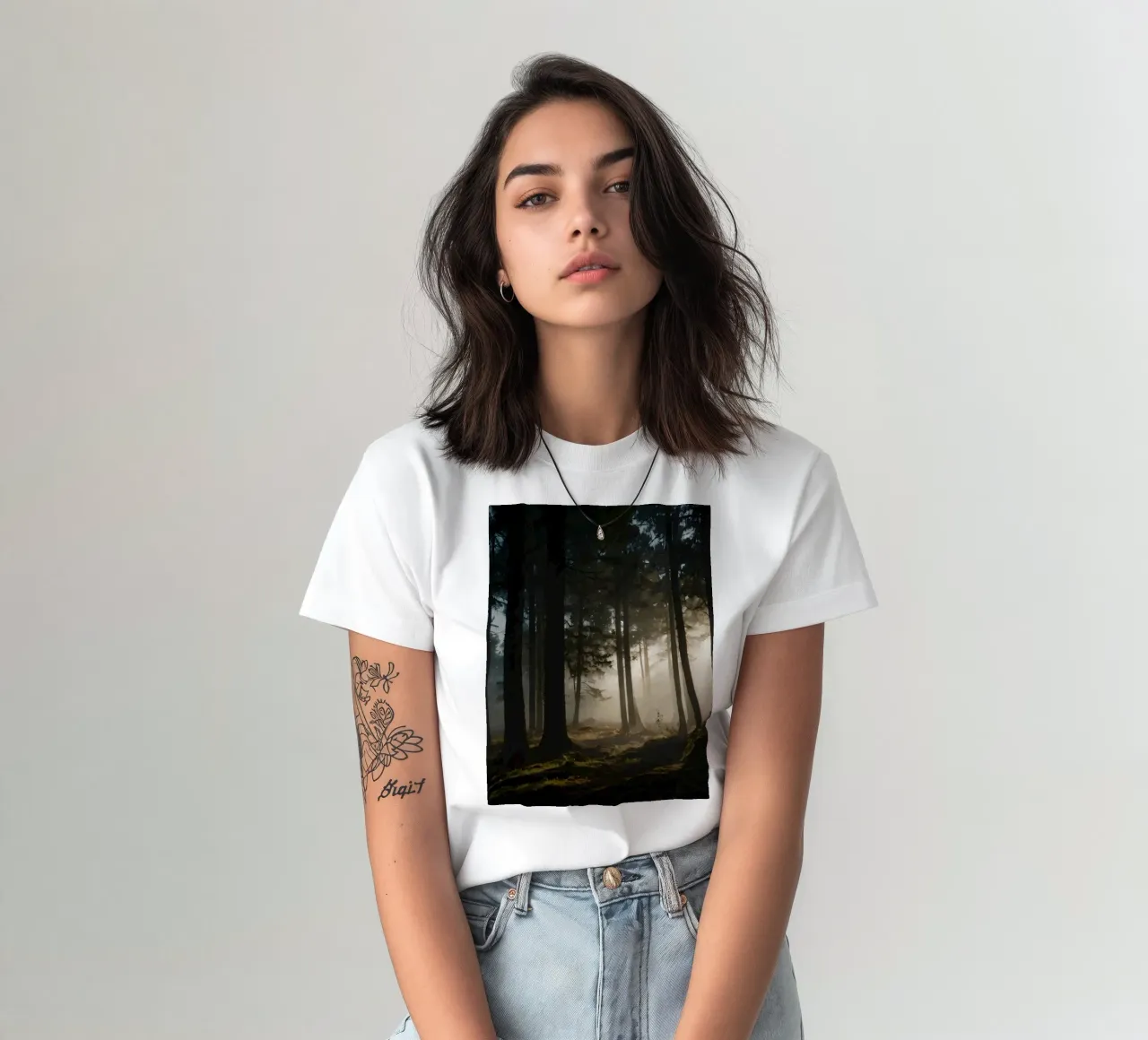 Lumière brumeuse du matin filtrant à travers les grands arbres t-shirt de DesignDoodle