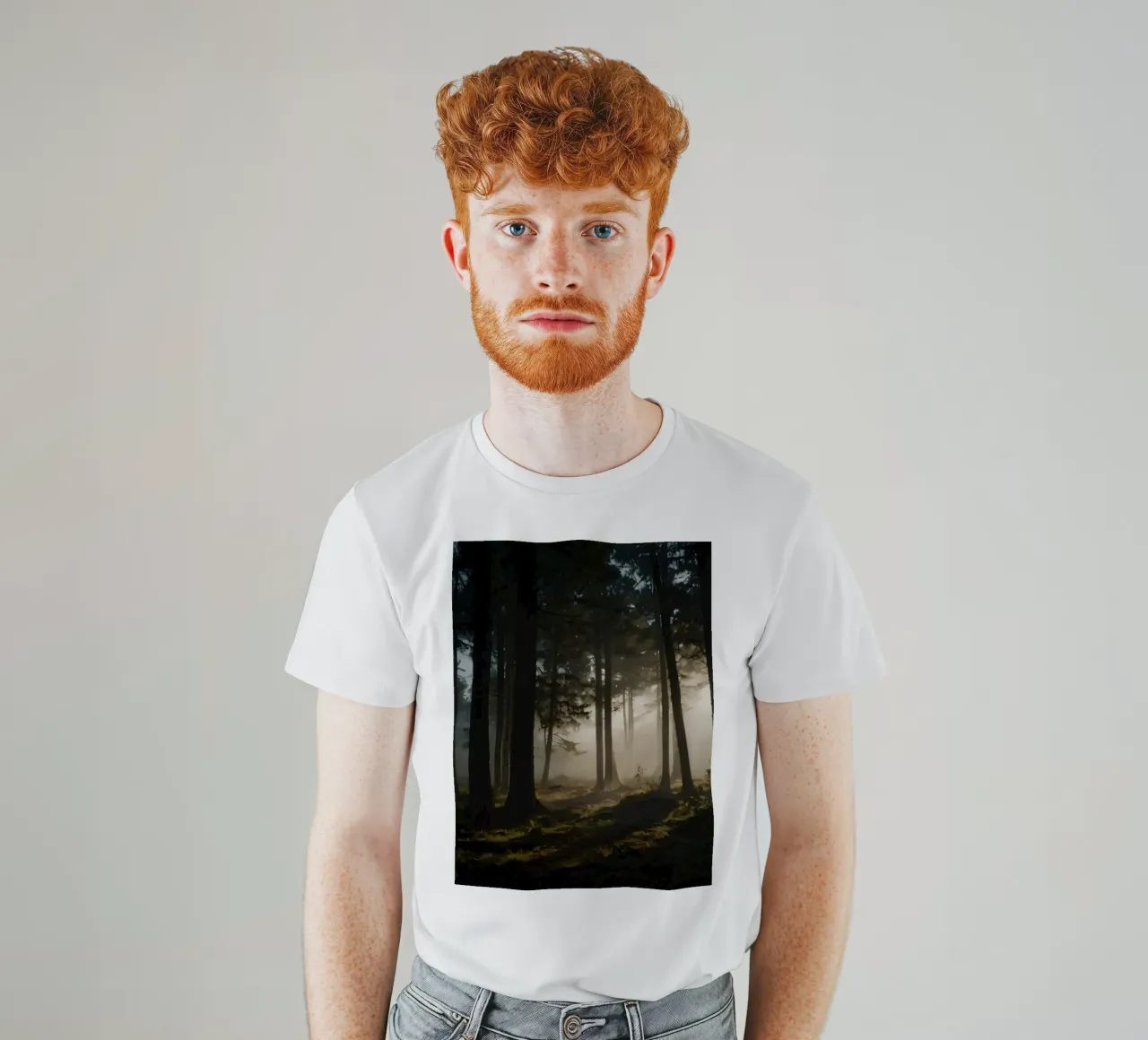 Lumière brumeuse du matin filtrant à travers les grands arbres t-shirt de DesignDoodle