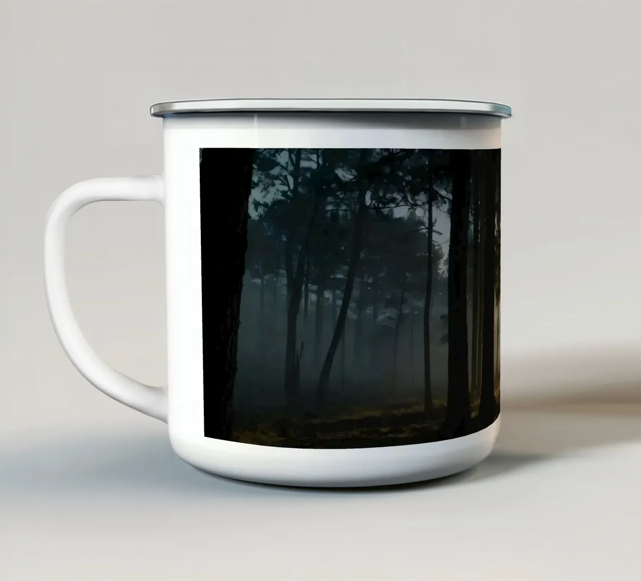 Lumière brumeuse du matin filtrant à travers les grands arbres mug en émail de DesignDoodle