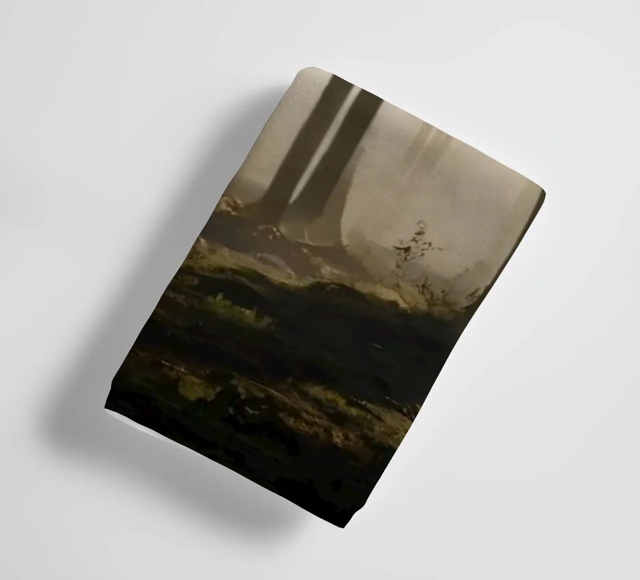 Lumière brumeuse du matin filtrant à travers les grands arbres serviette de bain de DesignDoodle