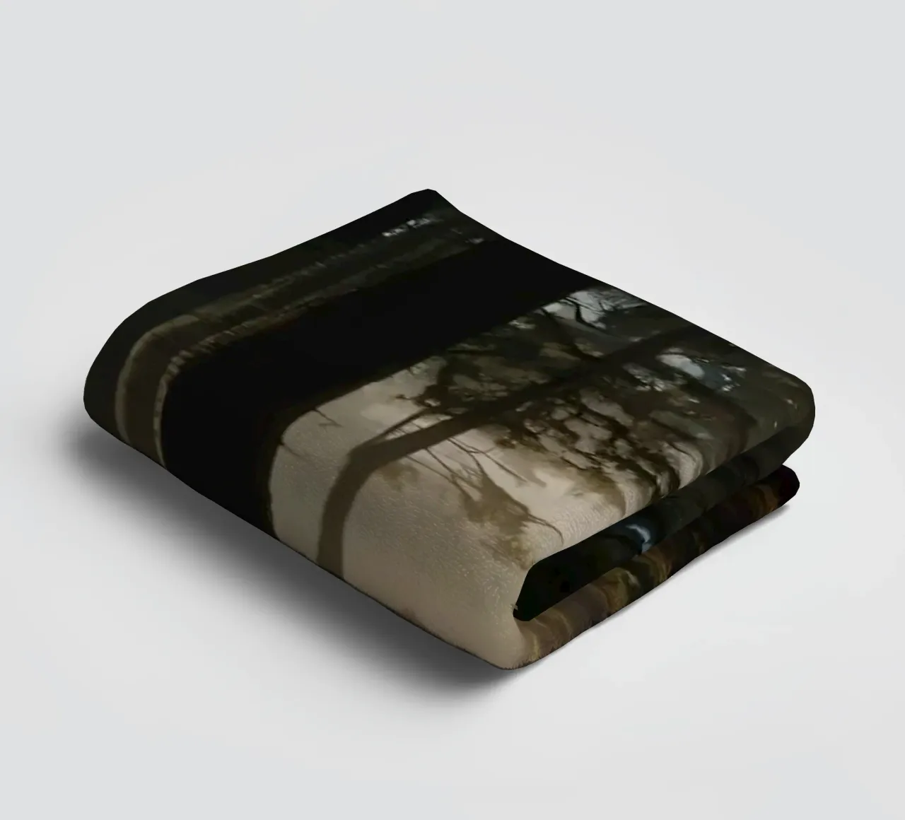 Lumière brumeuse du matin filtrant à travers les grands arbres serviette de bain de DesignDoodle