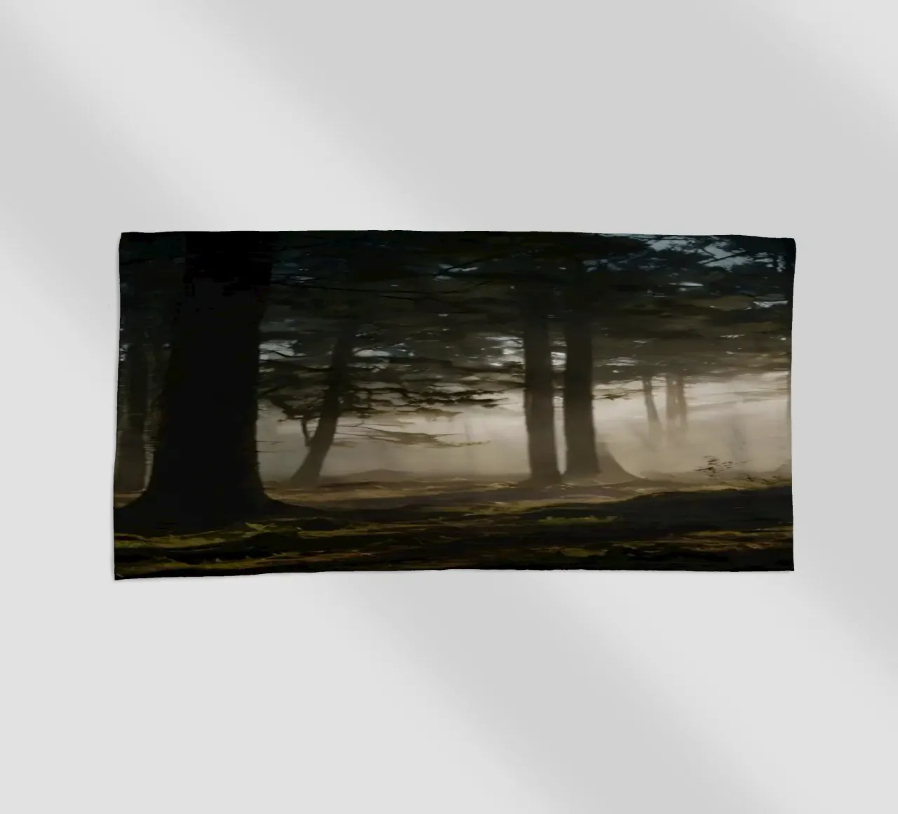 Lumière brumeuse du matin filtrant à travers les grands arbres serviette de plage de DesignDoodle