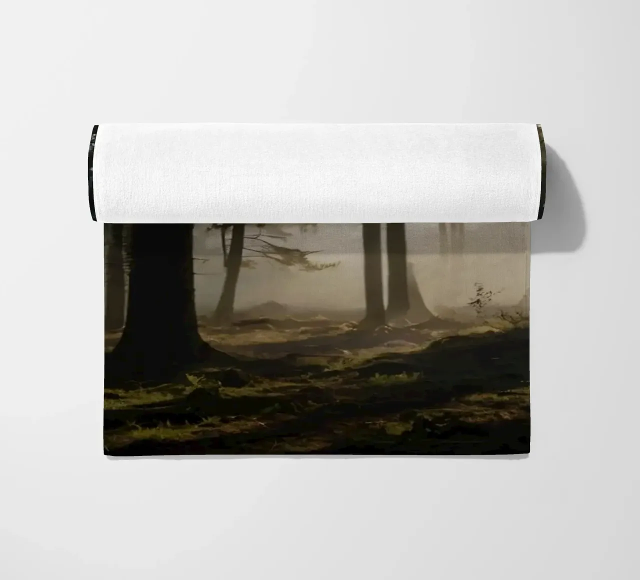 Lumière brumeuse du matin filtrant à travers les grands arbres serviette de plage de DesignDoodle