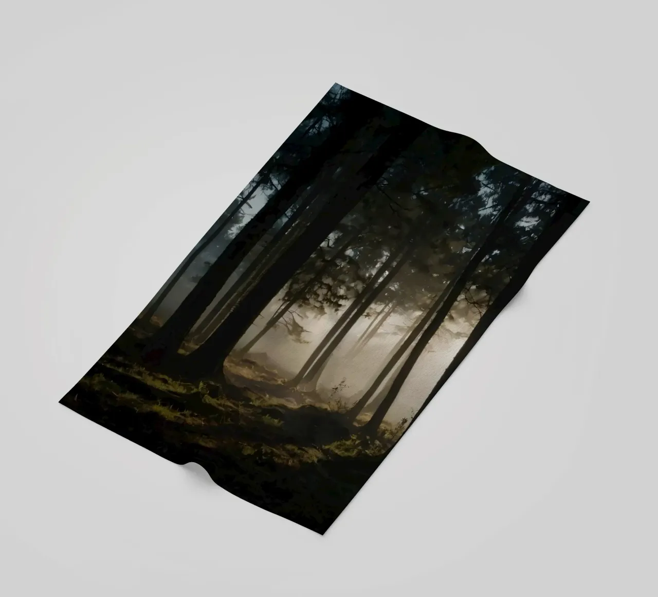 Lumière brumeuse du matin filtrant à travers les grands arbres serviette de plage de DesignDoodle