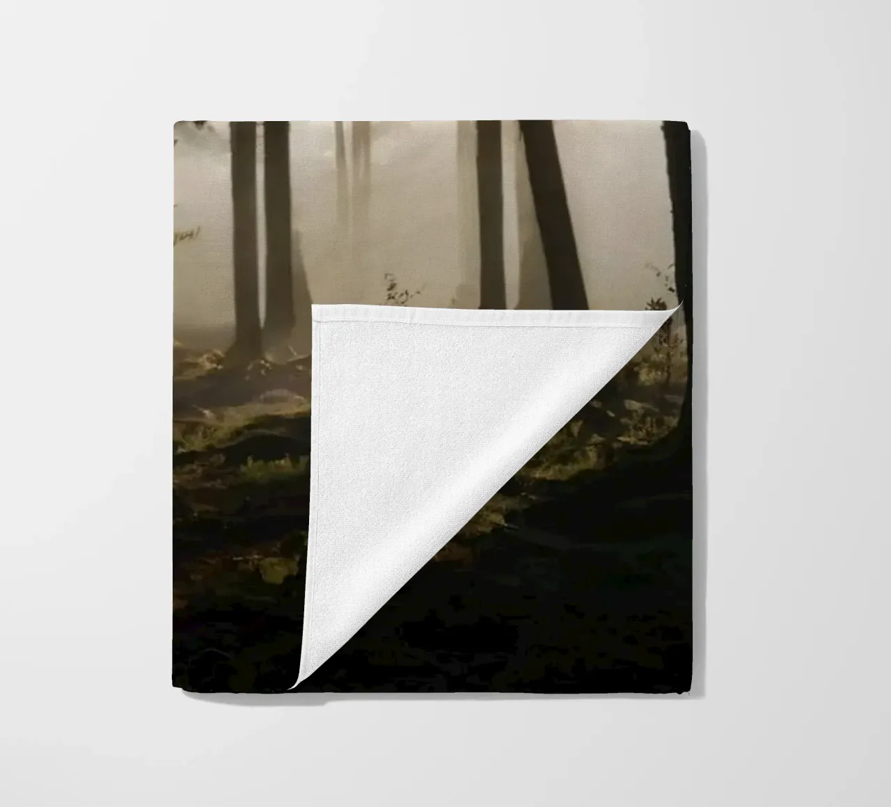 Lumière brumeuse du matin filtrant à travers les grands arbres serviette de plage de DesignDoodle