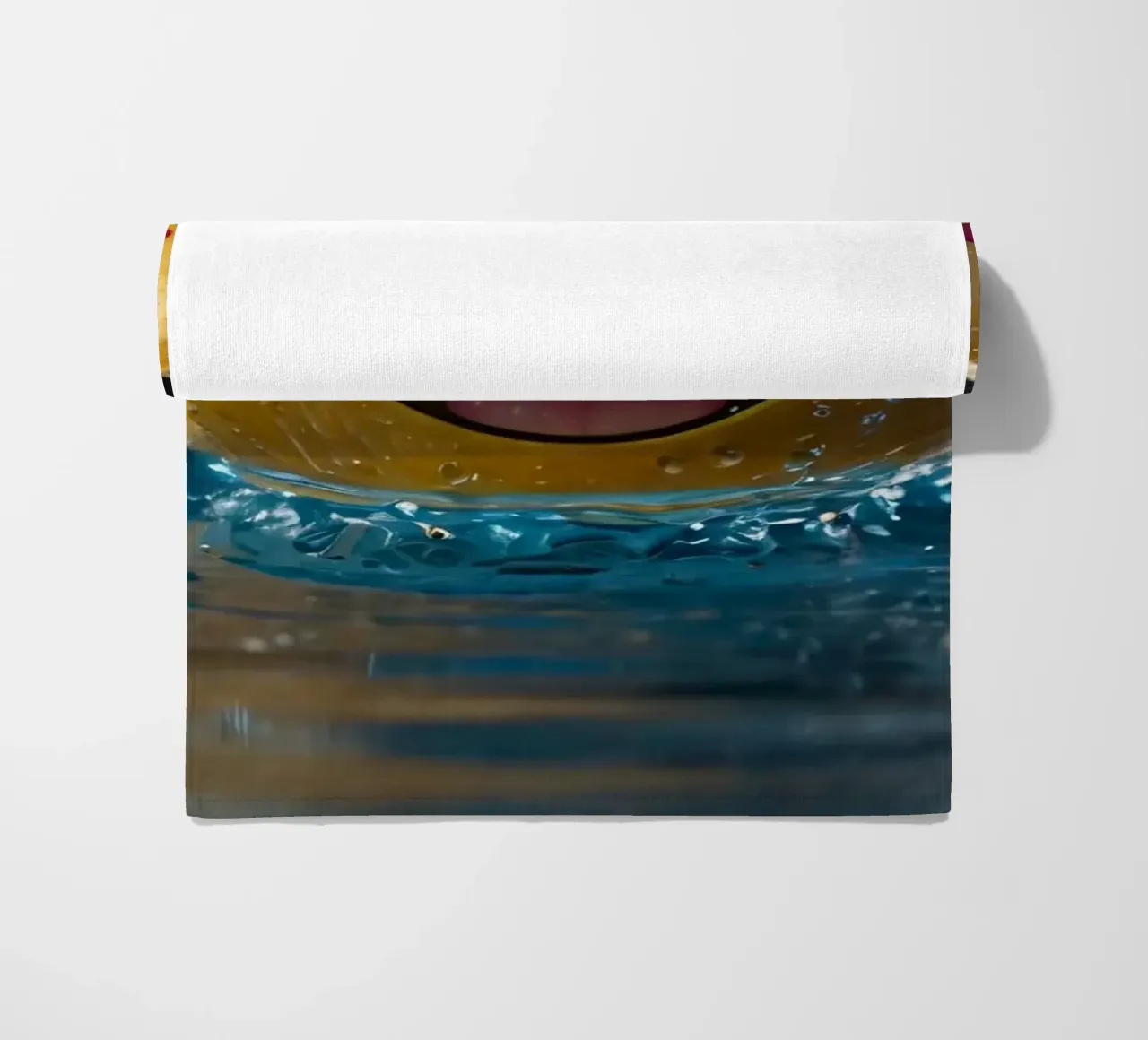 Un smiley jaune joyeux flottant sur l'eau avec des gouttes d'eau. serviette de plage de DesignDoodle