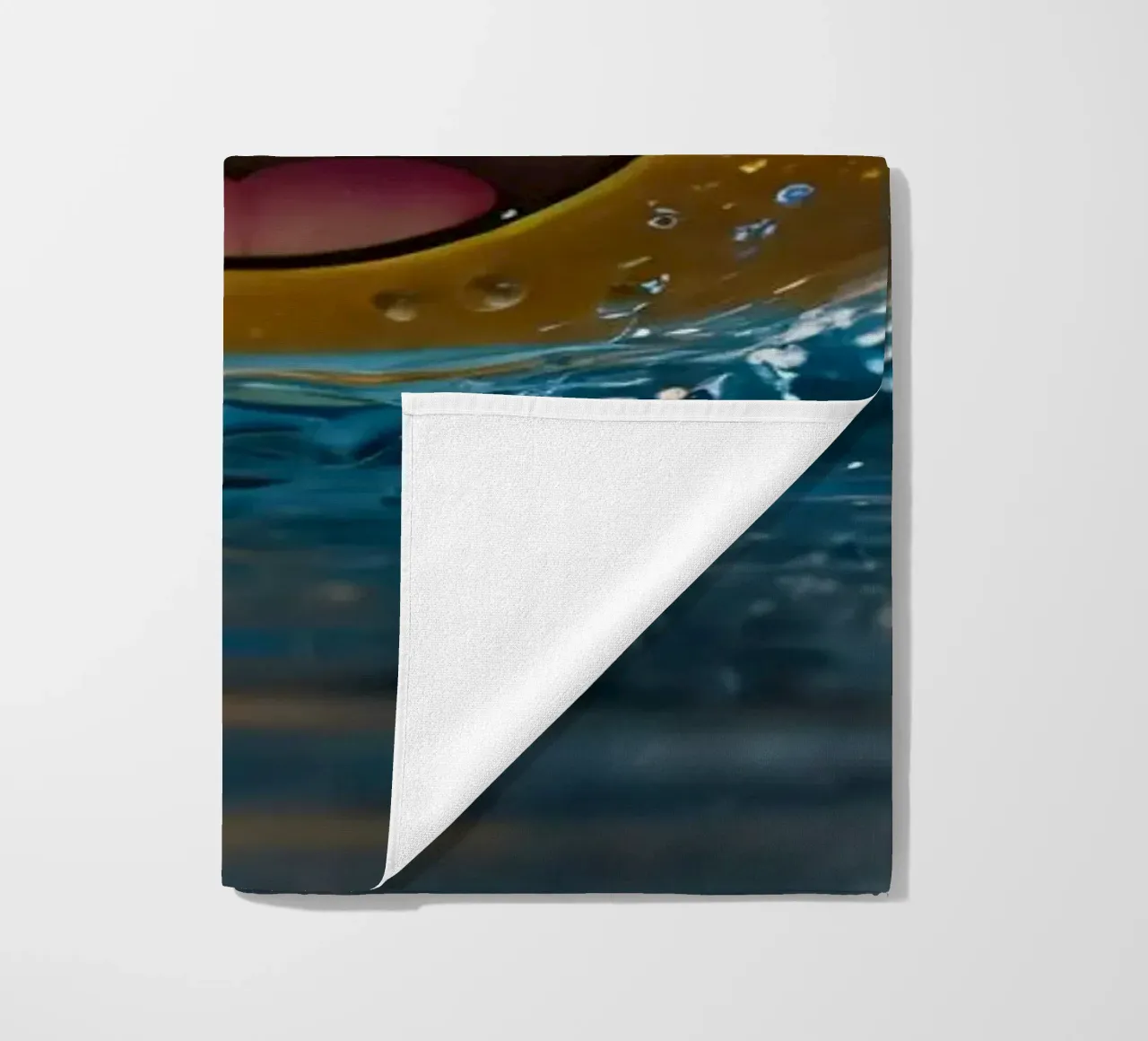 Un smiley jaune joyeux flottant sur l'eau avec des gouttes d'eau. serviette de plage de DesignDoodle