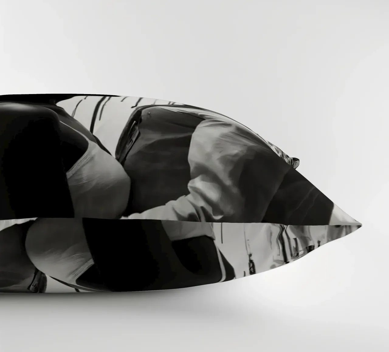 Momento intimo tra una coppia in mezzo a un'opera d'arte astratta cuscino da DesignDoodle