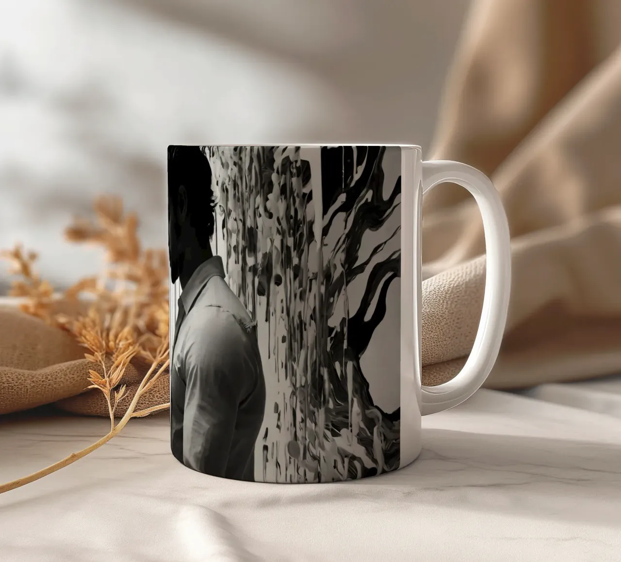 Momento intimo tra una coppia in mezzo a un'opera d'arte astratta tazza in ceramica da DesignDoodle