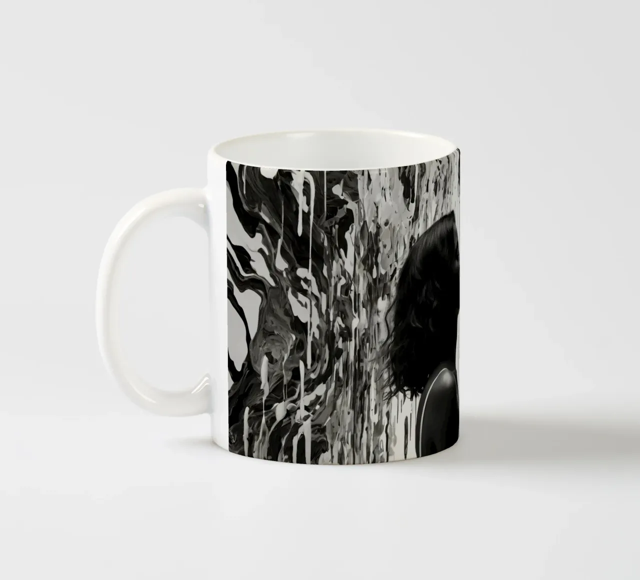 Momento intimo tra una coppia in mezzo a un'opera d'arte astratta tazza in ceramica da DesignDoodle