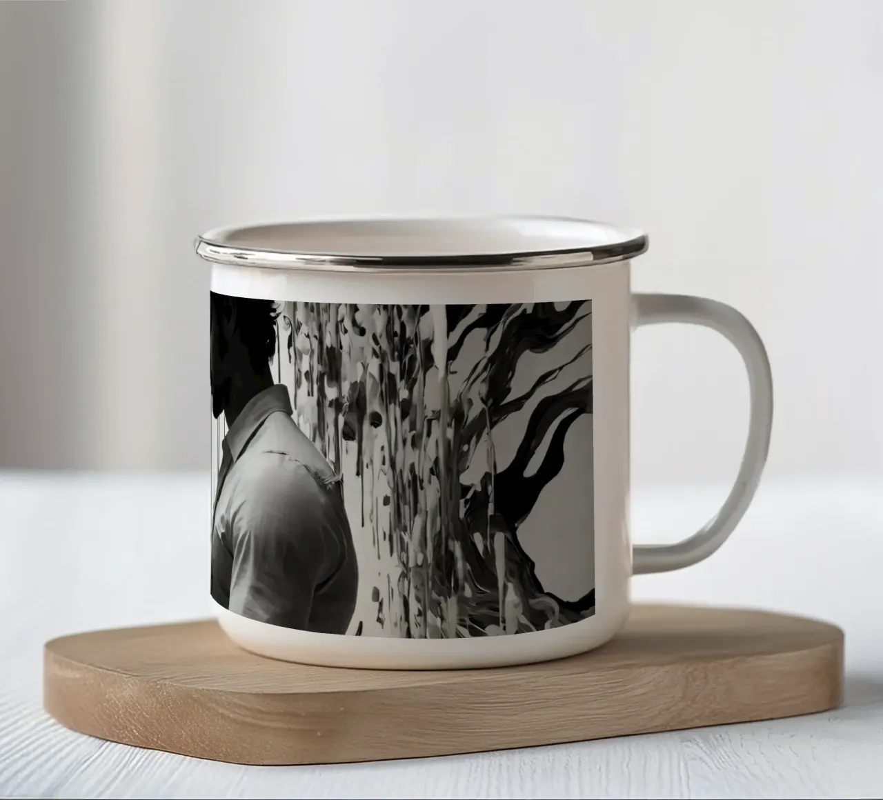 Momento intimo tra una coppia in mezzo a un'opera d'arte astratta tazza in smalto da DesignDoodle