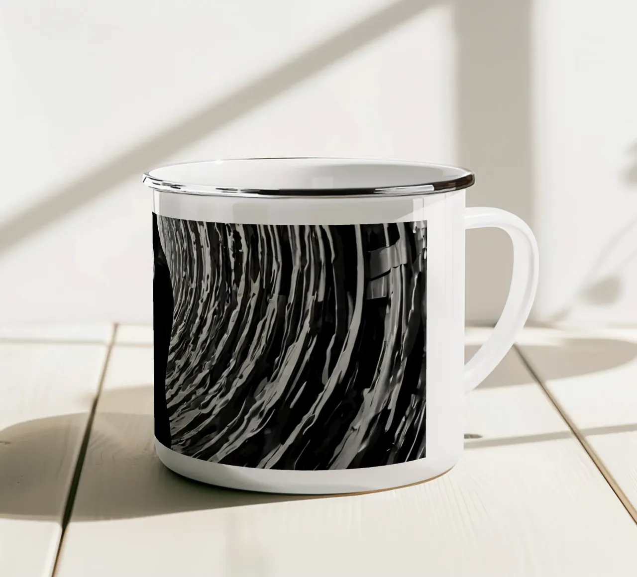Un momento di intimità immortalato tra una coppia che si staglia in un angolo tazza in smalto da DesignDoodle