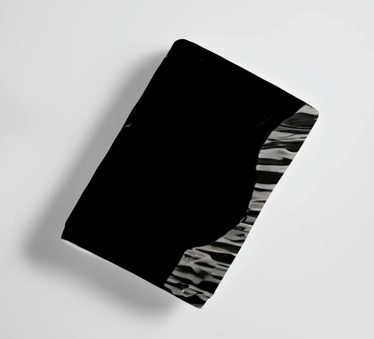 Un momento di intimità immortalato tra una coppia che si staglia in un angolo asciugamano da bagno da DesignDoodle