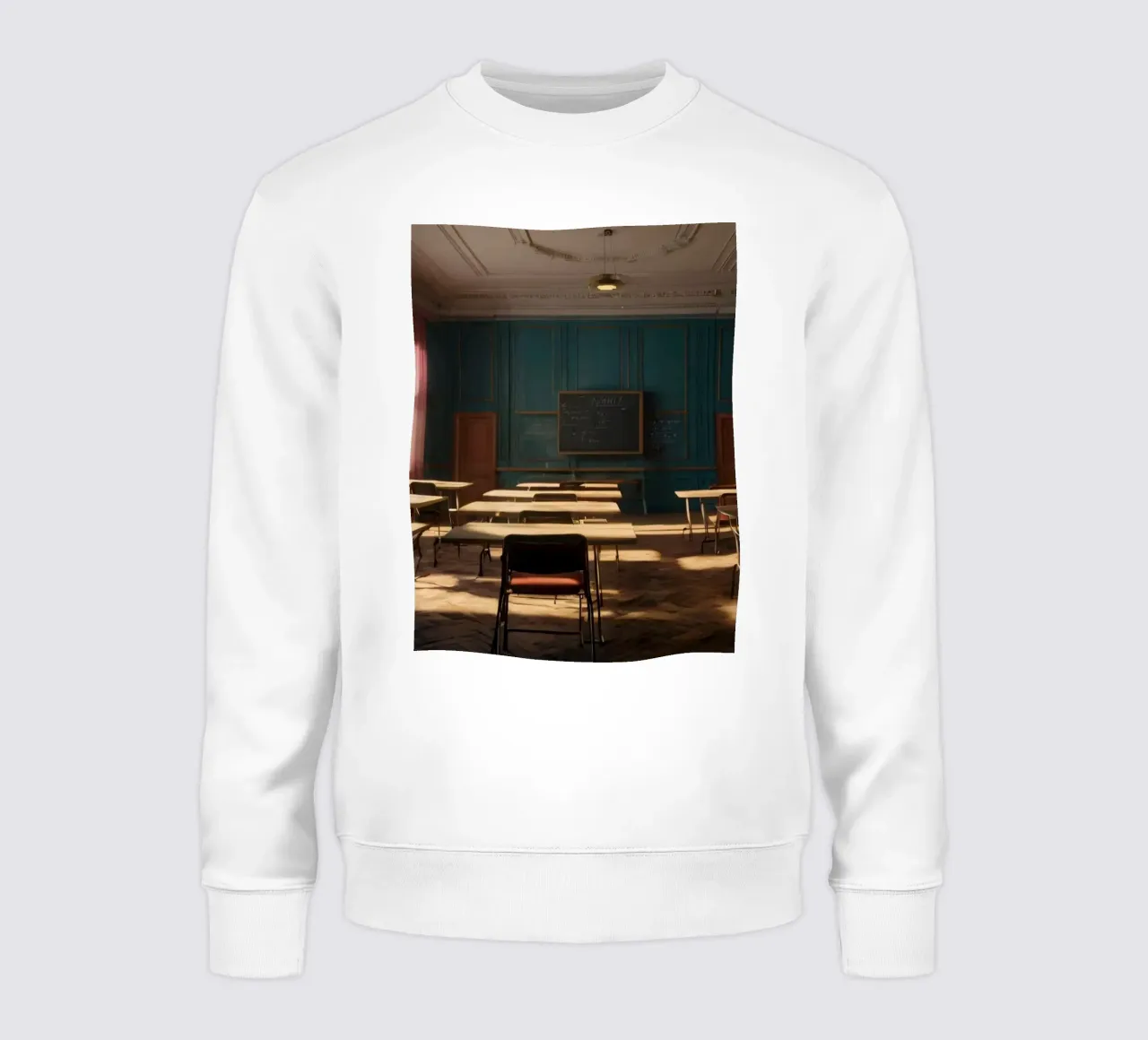 Ruhiges Klassenzimmer mit leeren Tischen und warmem Nachmittagslicht Sweatshirt von DesignDoodle