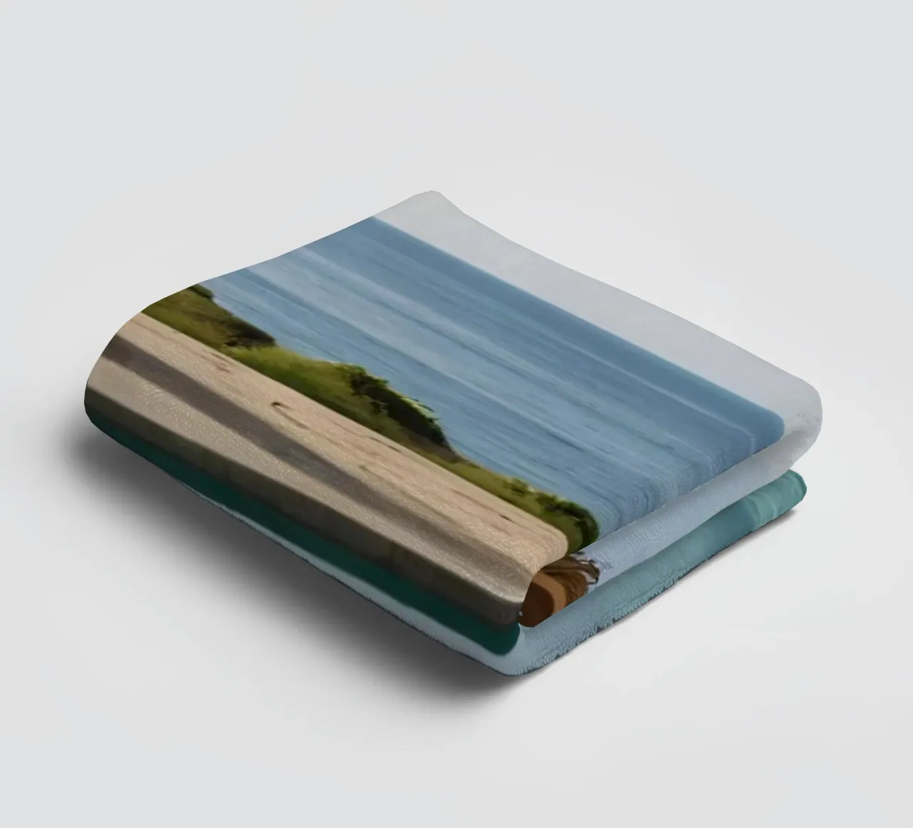 Entspannen am ruhigen Pool mit Blick aufs Meer Handtuch von DesignDoodle