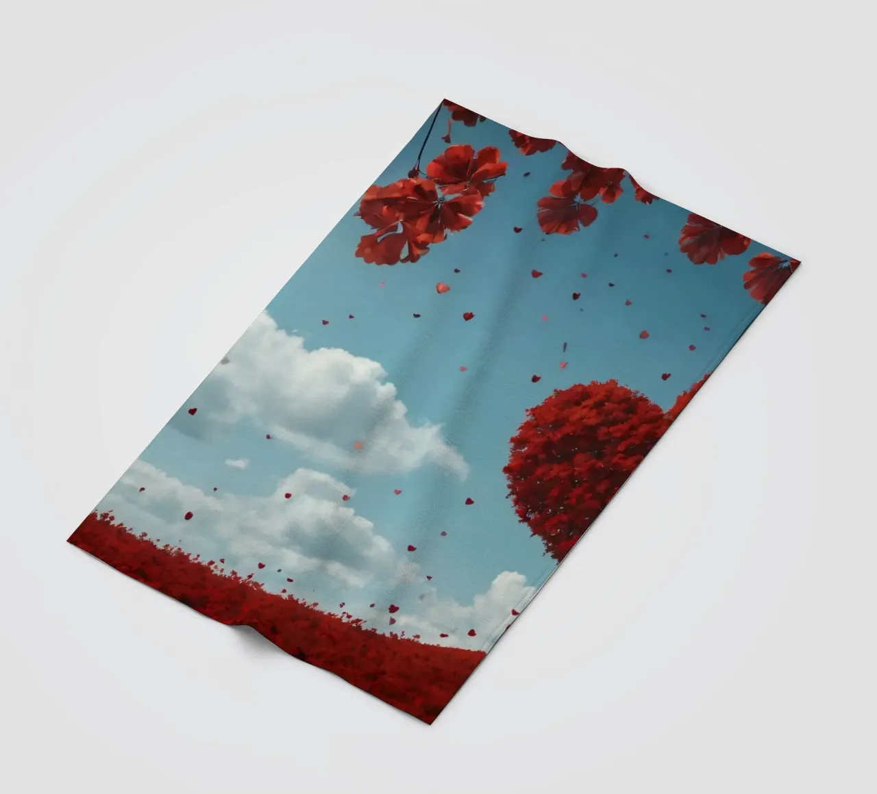 Un arbre rouge luxuriant en forme de cœur entouré de fleurs rouges plaid polaire de DesignDoodle