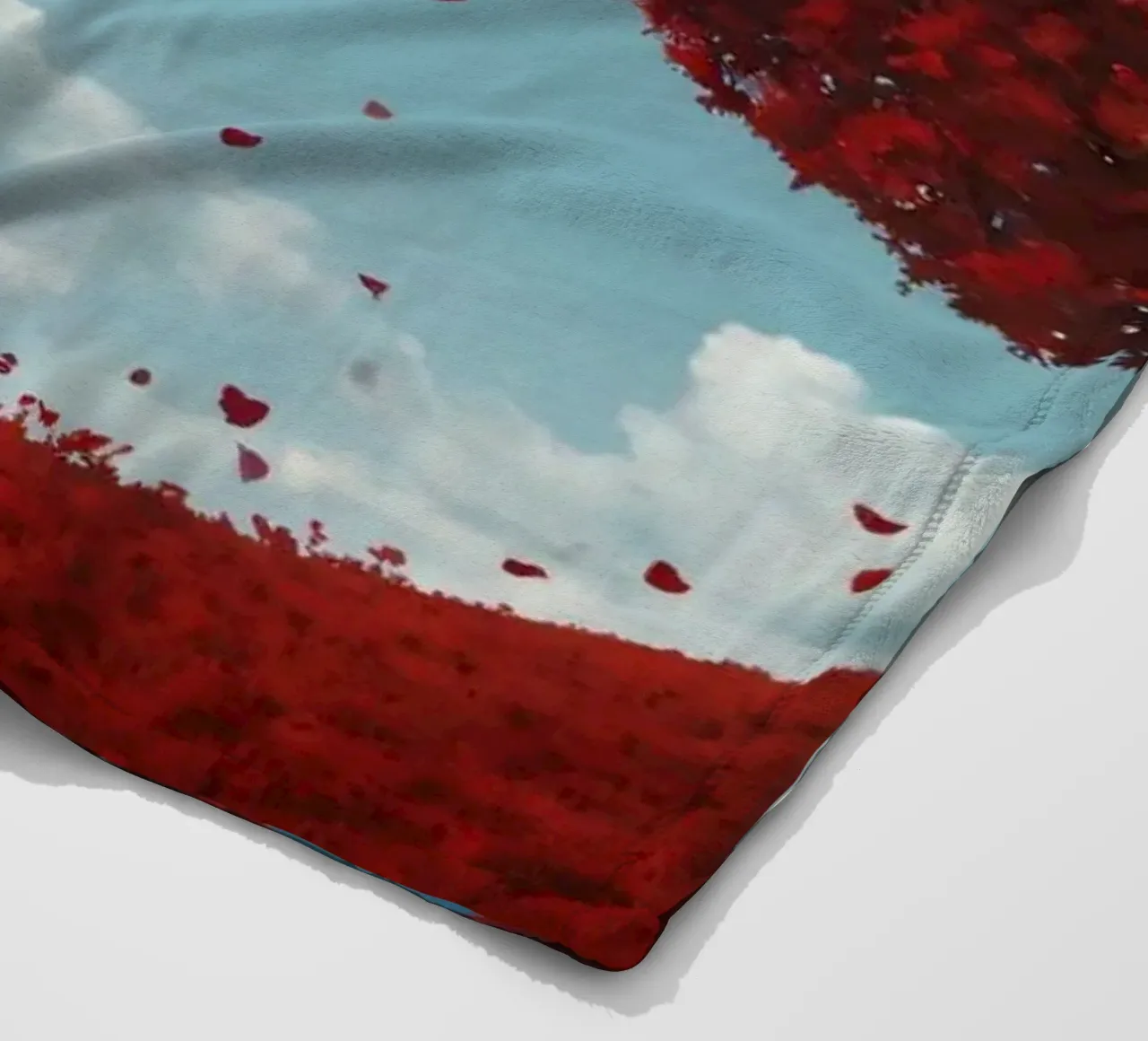 Un arbre rouge luxuriant en forme de cœur entouré de fleurs rouges plaid polaire de DesignDoodle