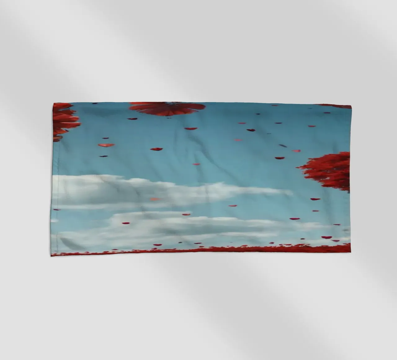 Un rigoglioso albero rosso a forma di cuore circondato da fiori rossi telo mare da DesignDoodle