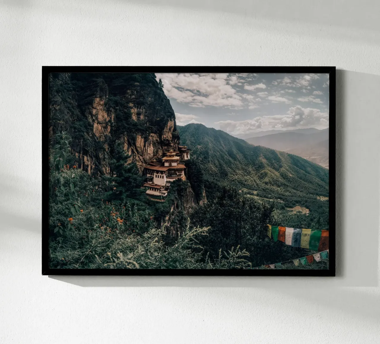 Mania Landscapes Raw 14 Paro (Bhutan) poster avec cadre en bois de Mania Print Collection