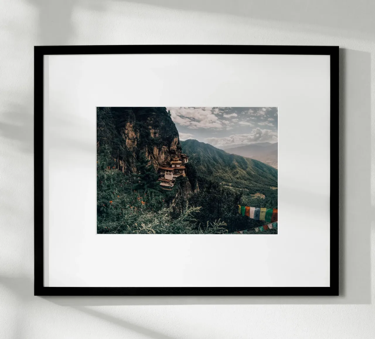 Mania Landscapes Raw 14 Paro (Bhutan) poster avec cadre en bois de Mania Print Collection