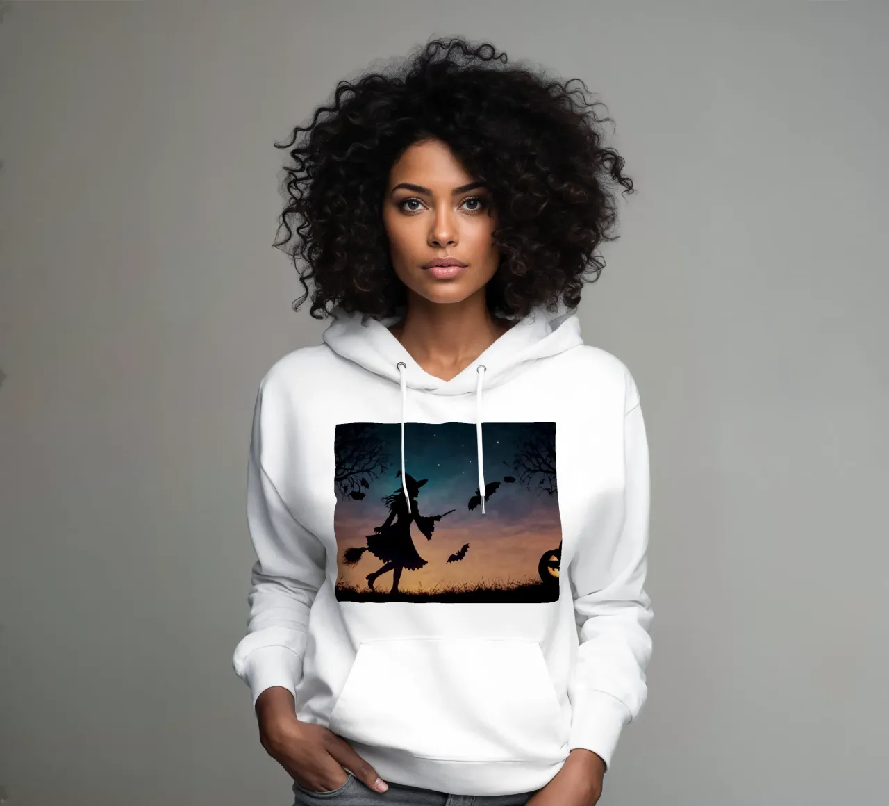 Eine silhouettierte Hexe, die auf einem Besenstiel in einer dämmrigen Fledermaus fliegt Hoodie von DesignDoodle