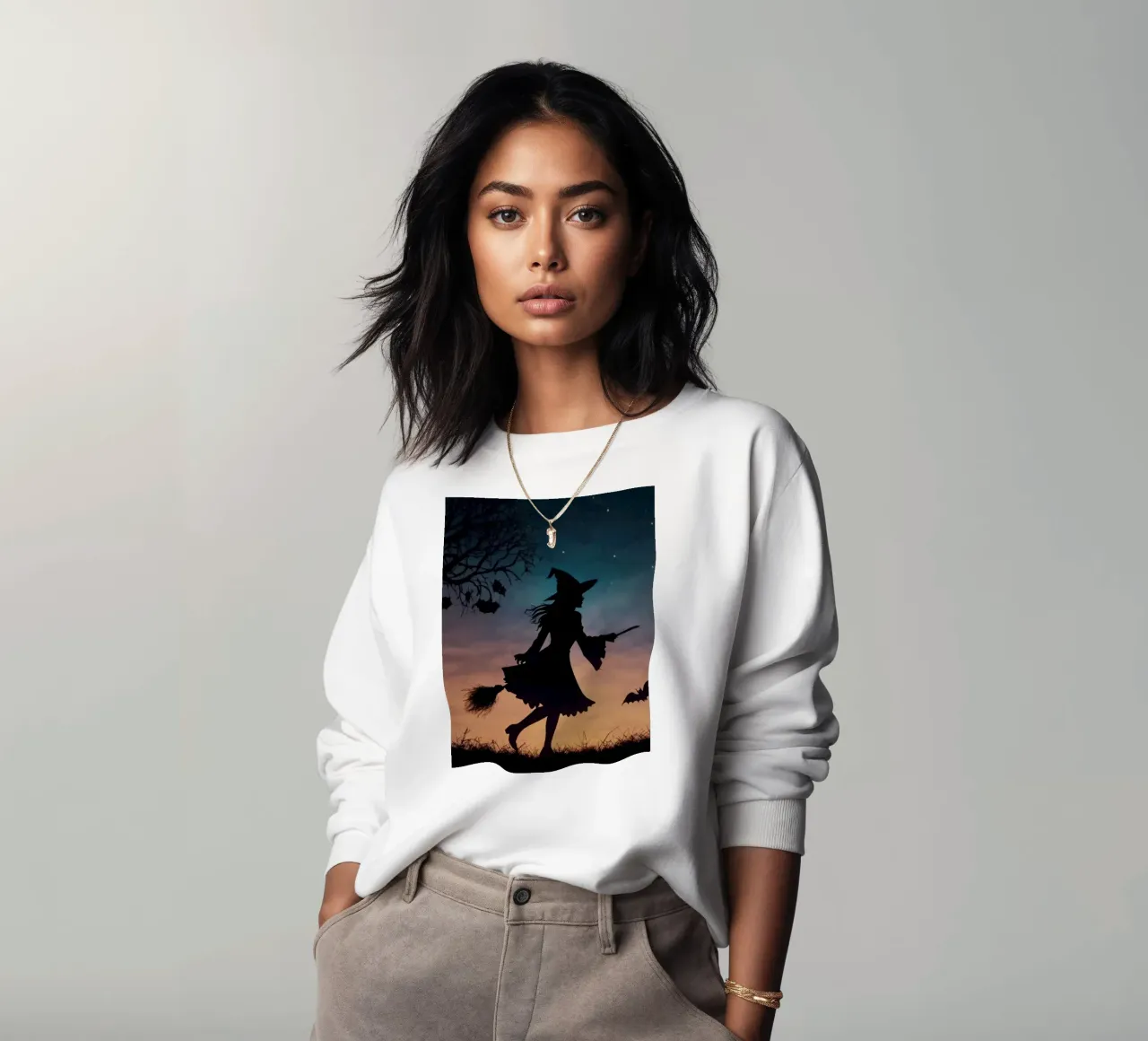 Een silhouet van een heks vliegend op een bezemsteel in een schemerige vleermuis sweatshirt van DesignDoodle