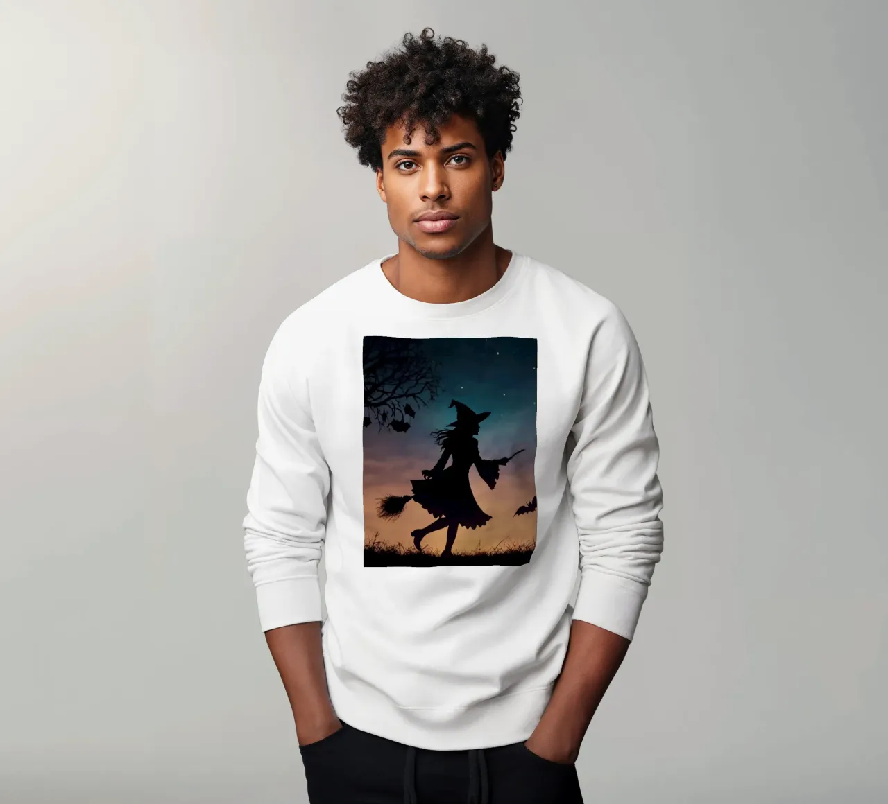 Een silhouet van een heks vliegend op een bezemsteel in een schemerige vleermuis sweatshirt van DesignDoodle