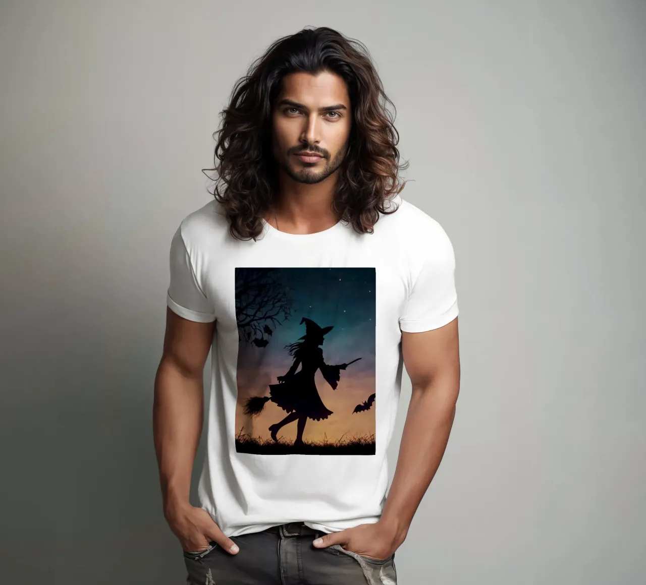 Eine silhouettierte Hexe, die auf einem Besenstiel in einer dämmrigen Fledermaus fliegt T-Shirt von DesignDoodle