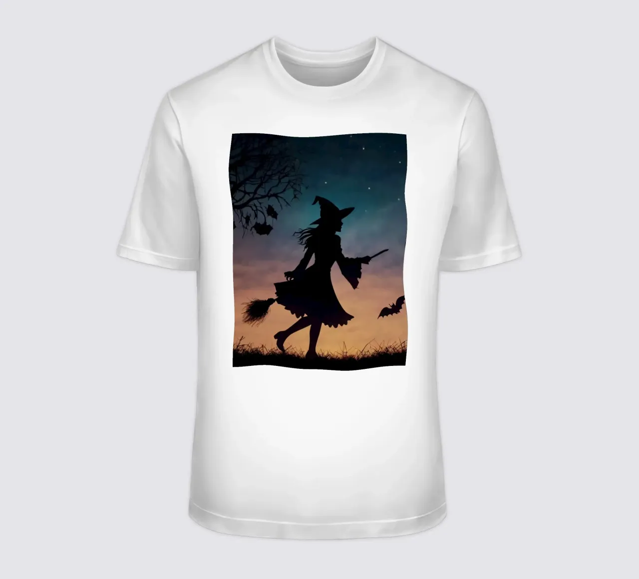 Una strega in controluce che vola su un manico di scopa in un pipistrello crepuscolare t-shirt da DesignDoodle