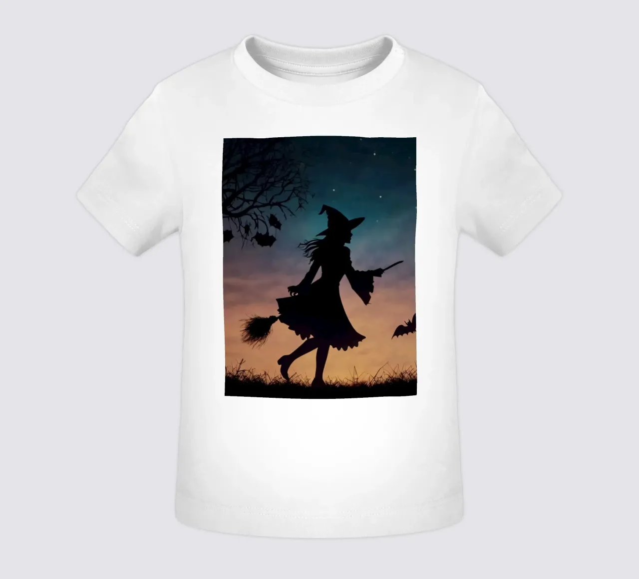 Silhouette d'une sorcière volant sur un balai dans une chauve-souris crépusculaire. t-shirt pour bébé de DesignDoodle
