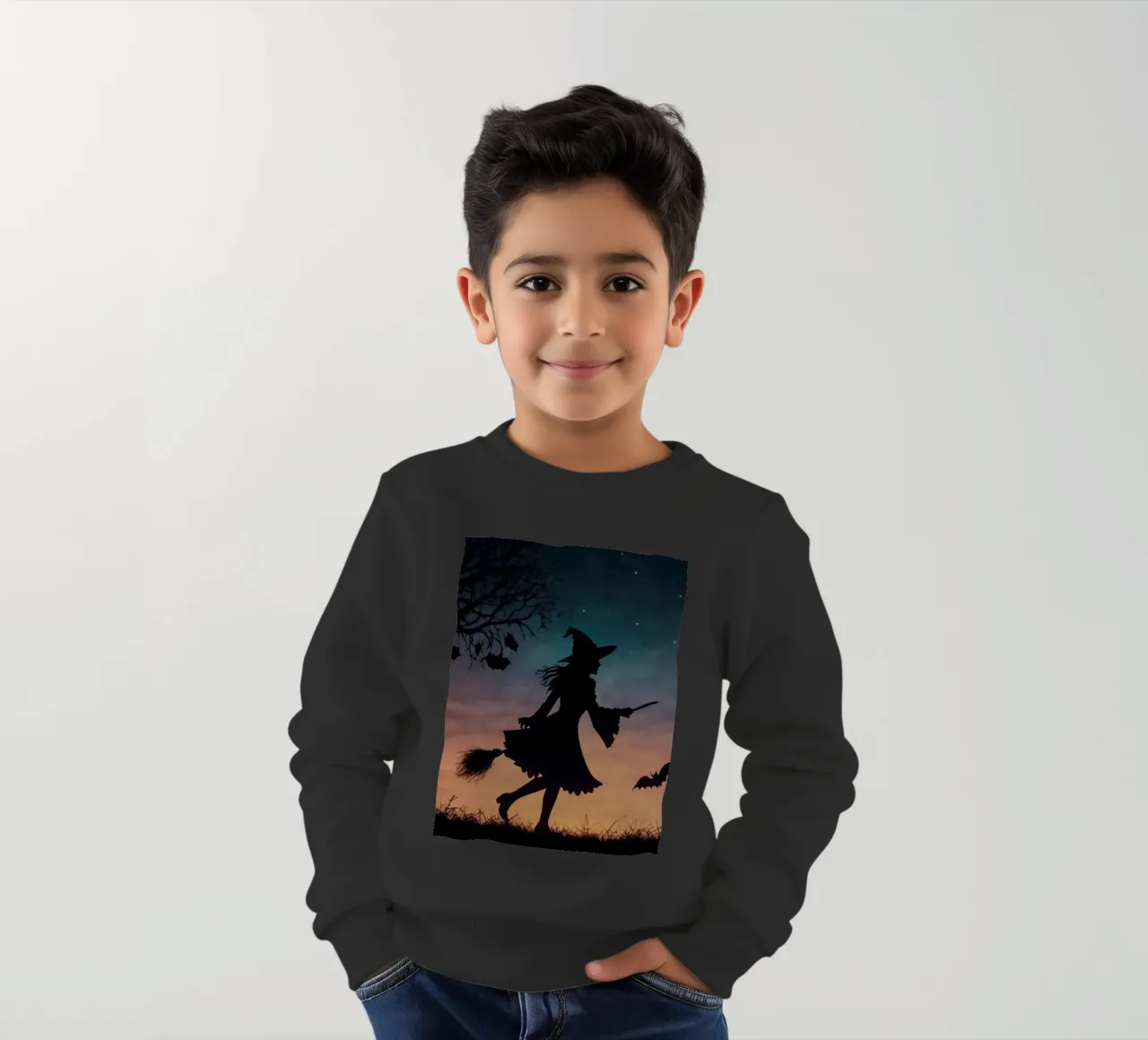 Una strega in controluce che vola su un manico di scopa in un pipistrello crepuscolare felpa bambino da DesignDoodle