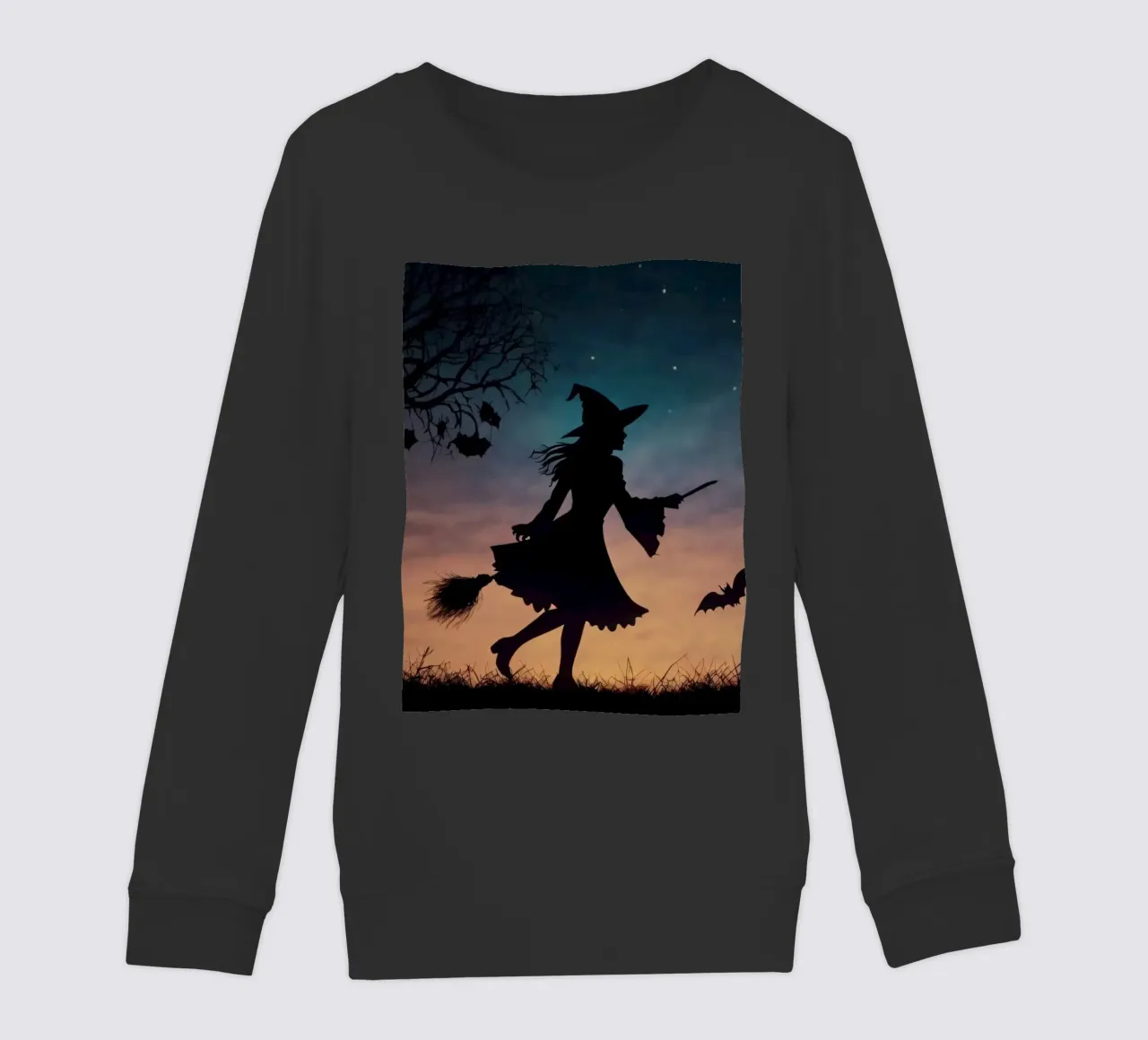 Una strega in controluce che vola su un manico di scopa in un pipistrello crepuscolare felpa bambino da DesignDoodle