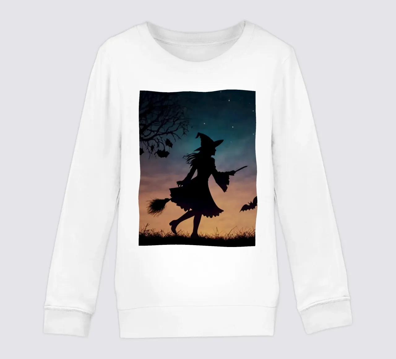 Silhouette d'une sorcière volant sur un balai dans une chauve-souris crépusculaire. sweat enfant de DesignDoodle