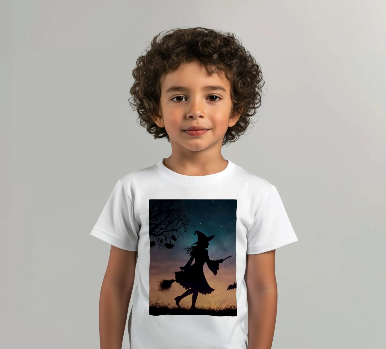 Una strega in controluce che vola su un manico di scopa in un pipistrello crepuscolare t-shirt bambini da DesignDoodle