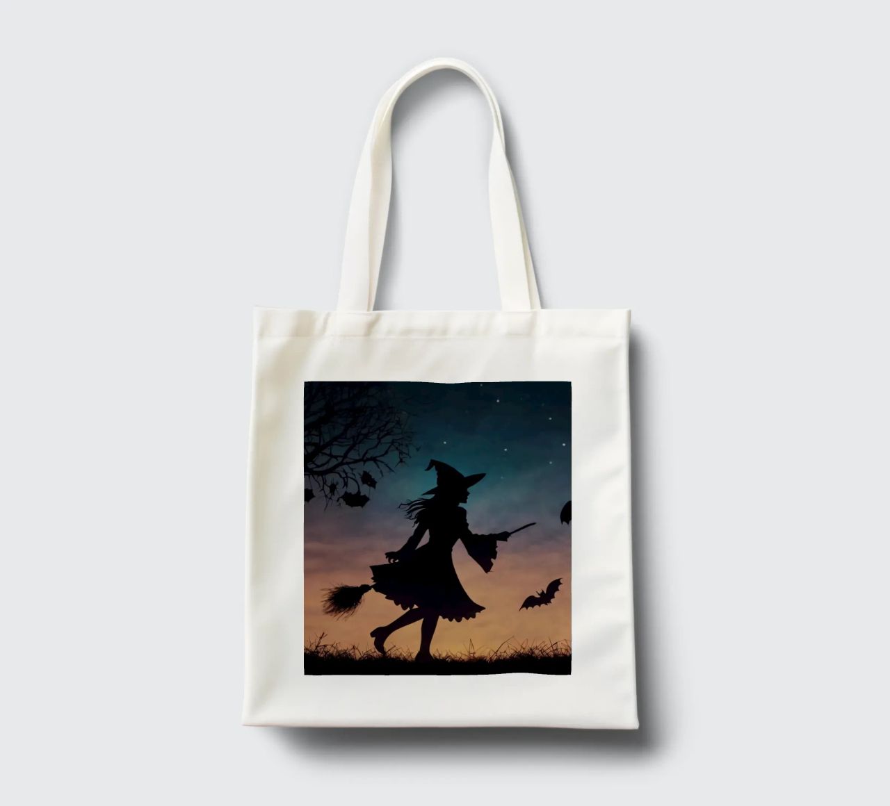 Una strega in controluce che vola su un manico di scopa in un pipistrello crepuscolare borsa in juta da DesignDoodle