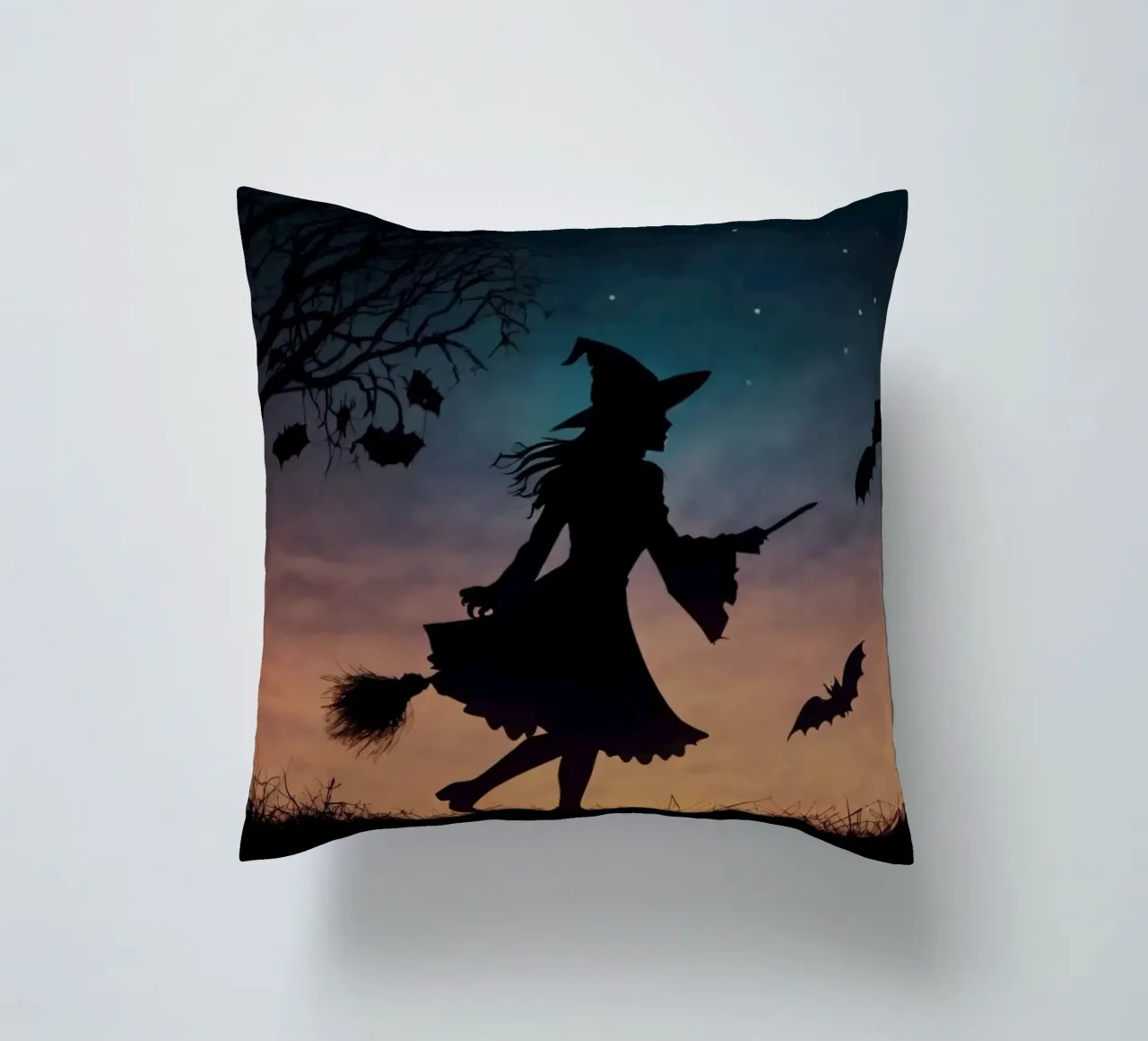 Una strega in controluce che vola su un manico di scopa in un pipistrello crepuscolare cuscino da DesignDoodle