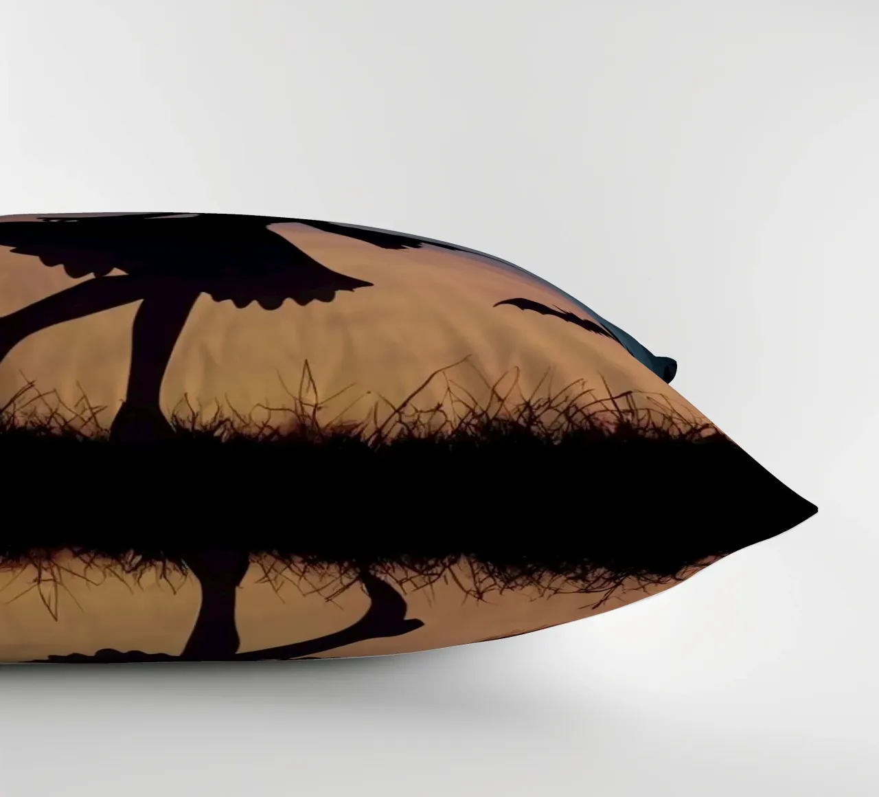 Una strega in controluce che vola su un manico di scopa in un pipistrello crepuscolare cuscino da DesignDoodle