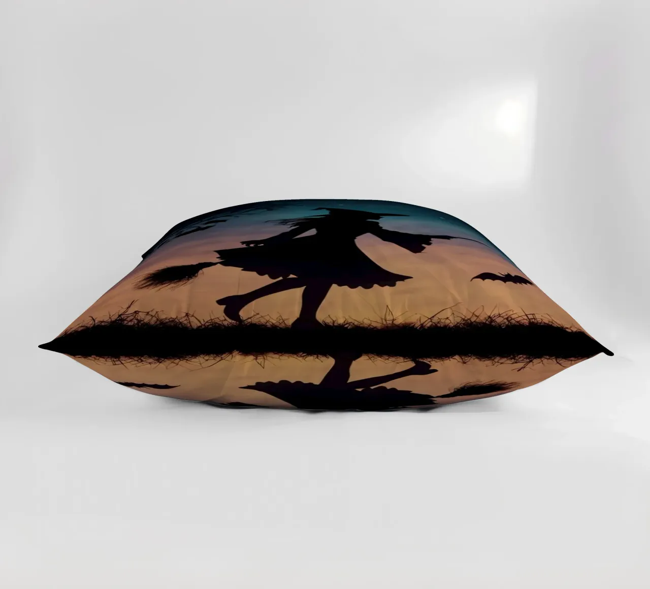 Una strega in controluce che vola su un manico di scopa in un pipistrello crepuscolare cuscino da DesignDoodle