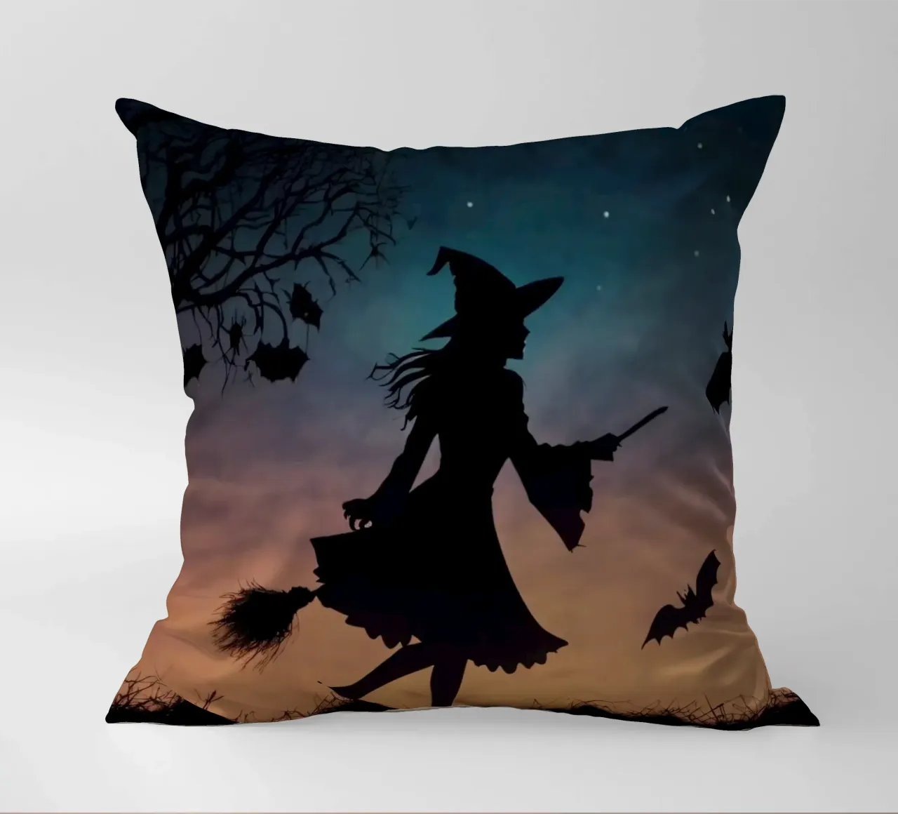 Una strega in controluce che vola su un manico di scopa in un pipistrello crepuscolare cuscino da DesignDoodle