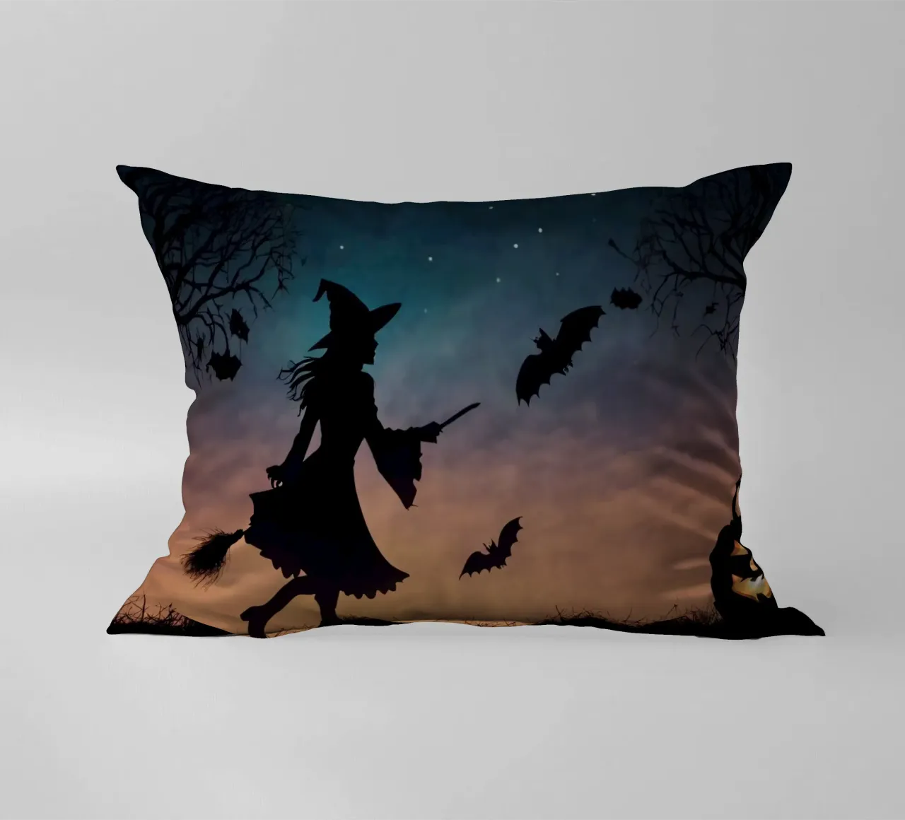 Una strega in controluce che vola su un manico di scopa in un pipistrello crepuscolare cuscino da DesignDoodle