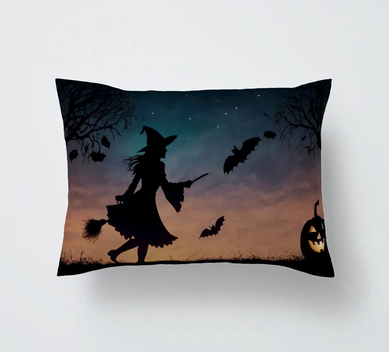 Eine silhouettierte Hexe, die auf einem Besenstiel in einer dämmrigen Fledermaus fliegt Kissen von DesignDoodle