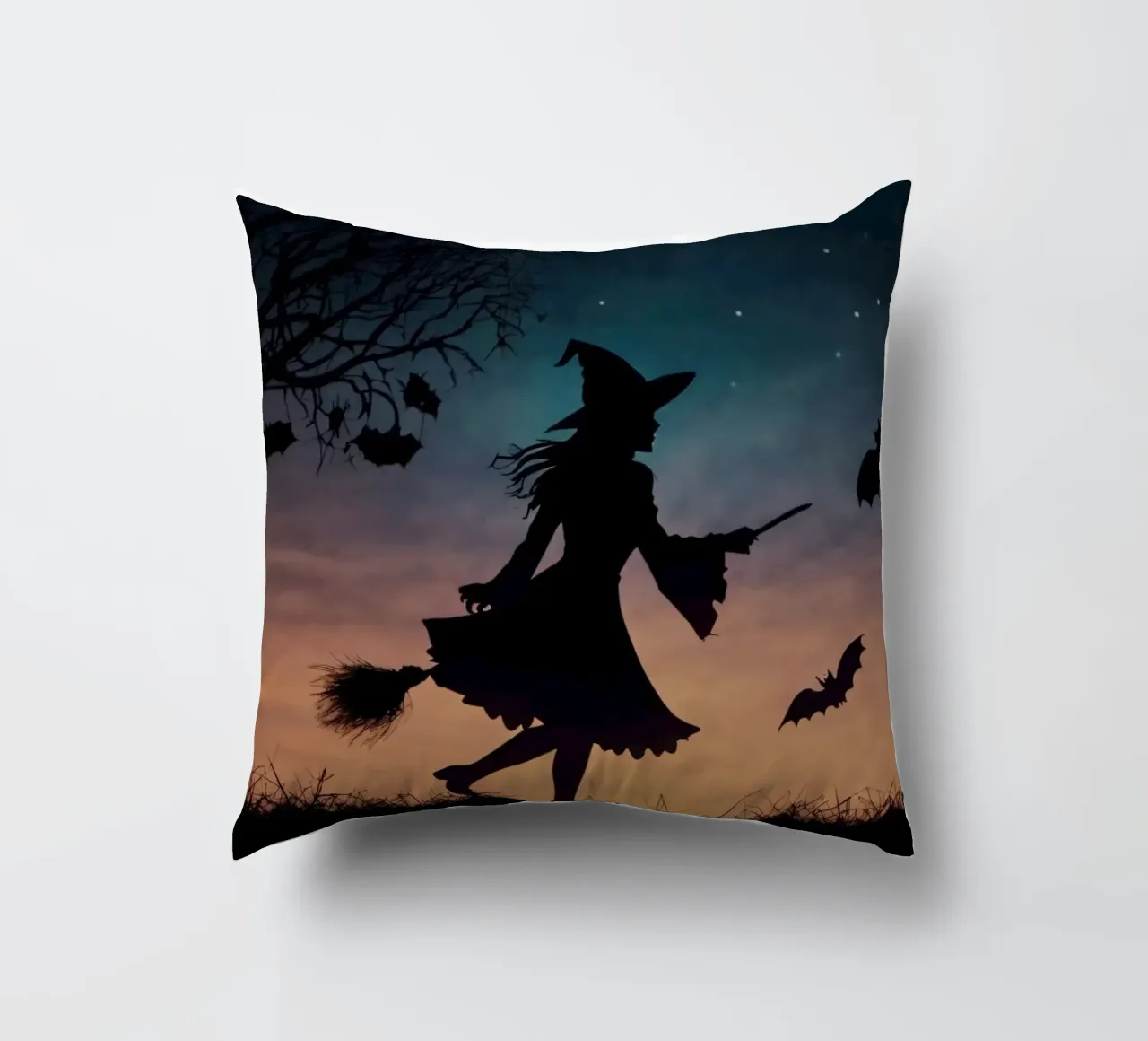 Una strega in controluce che vola su un manico di scopa in un pipistrello crepuscolare cuscino da DesignDoodle