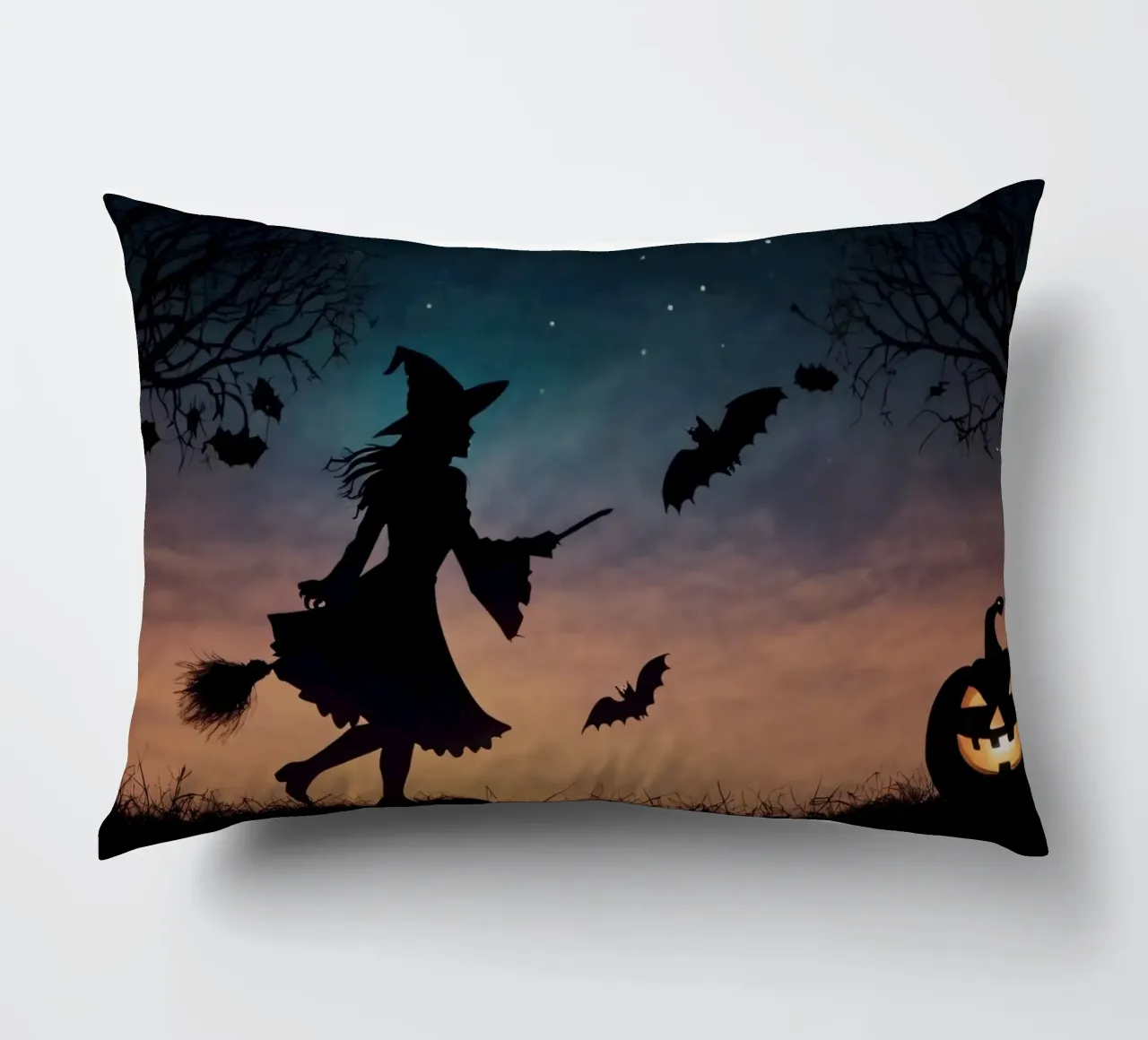 Una strega in controluce che vola su un manico di scopa in un pipistrello crepuscolare cuscino da DesignDoodle