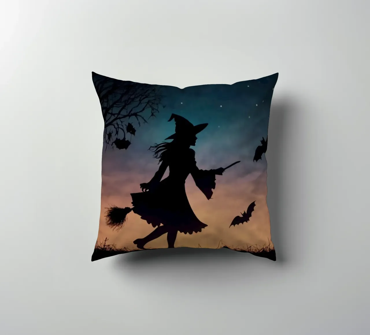 Una bruja silueteada volando en escoba en un murciélago crepuscular cojín de DesignDoodle