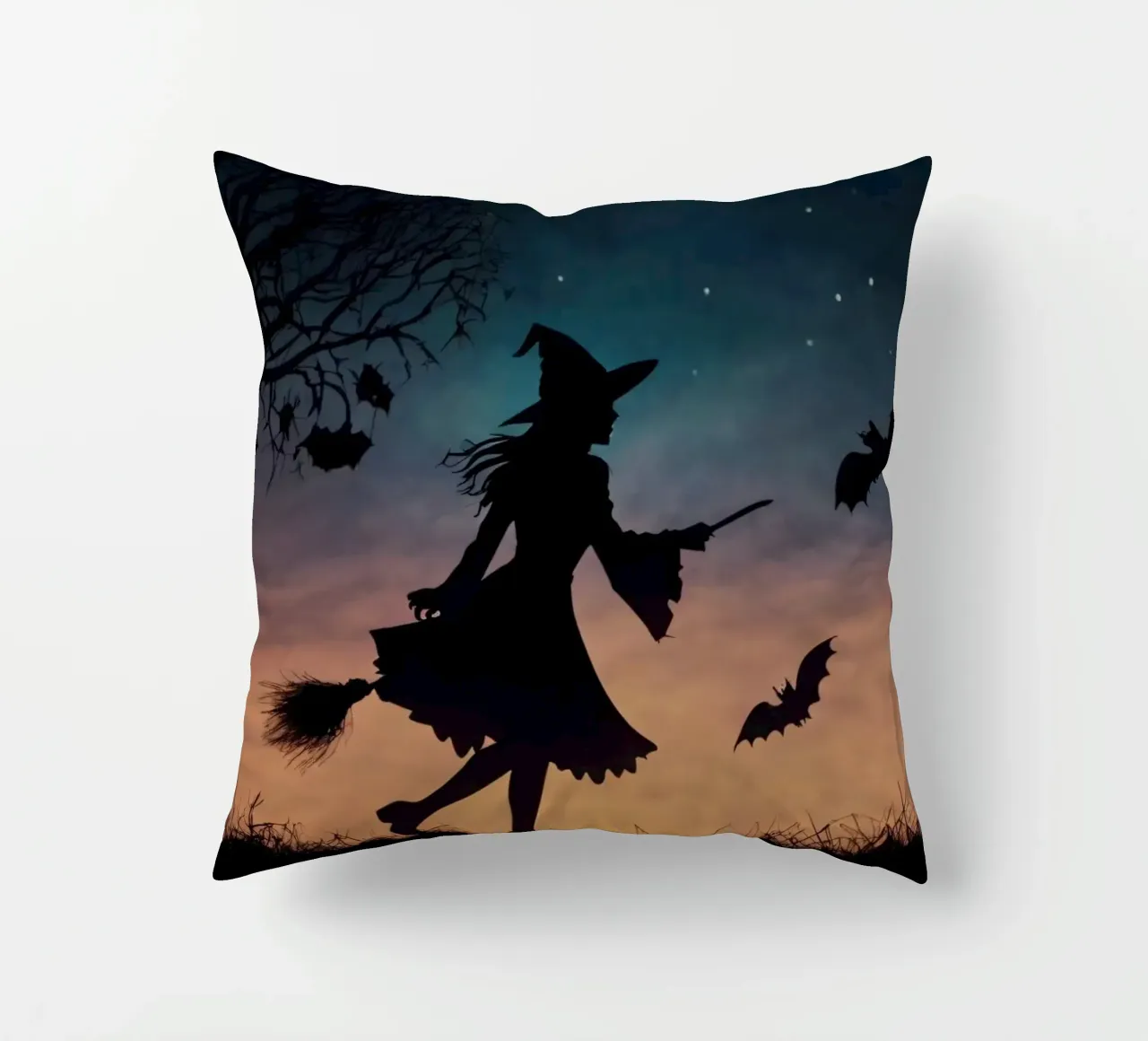 Una strega in controluce che vola su un manico di scopa in un pipistrello crepuscolare cuscino da DesignDoodle