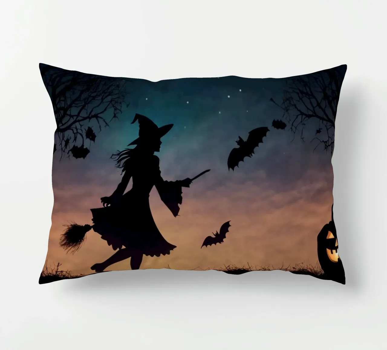 Una strega in controluce che vola su un manico di scopa in un pipistrello crepuscolare cuscino da DesignDoodle