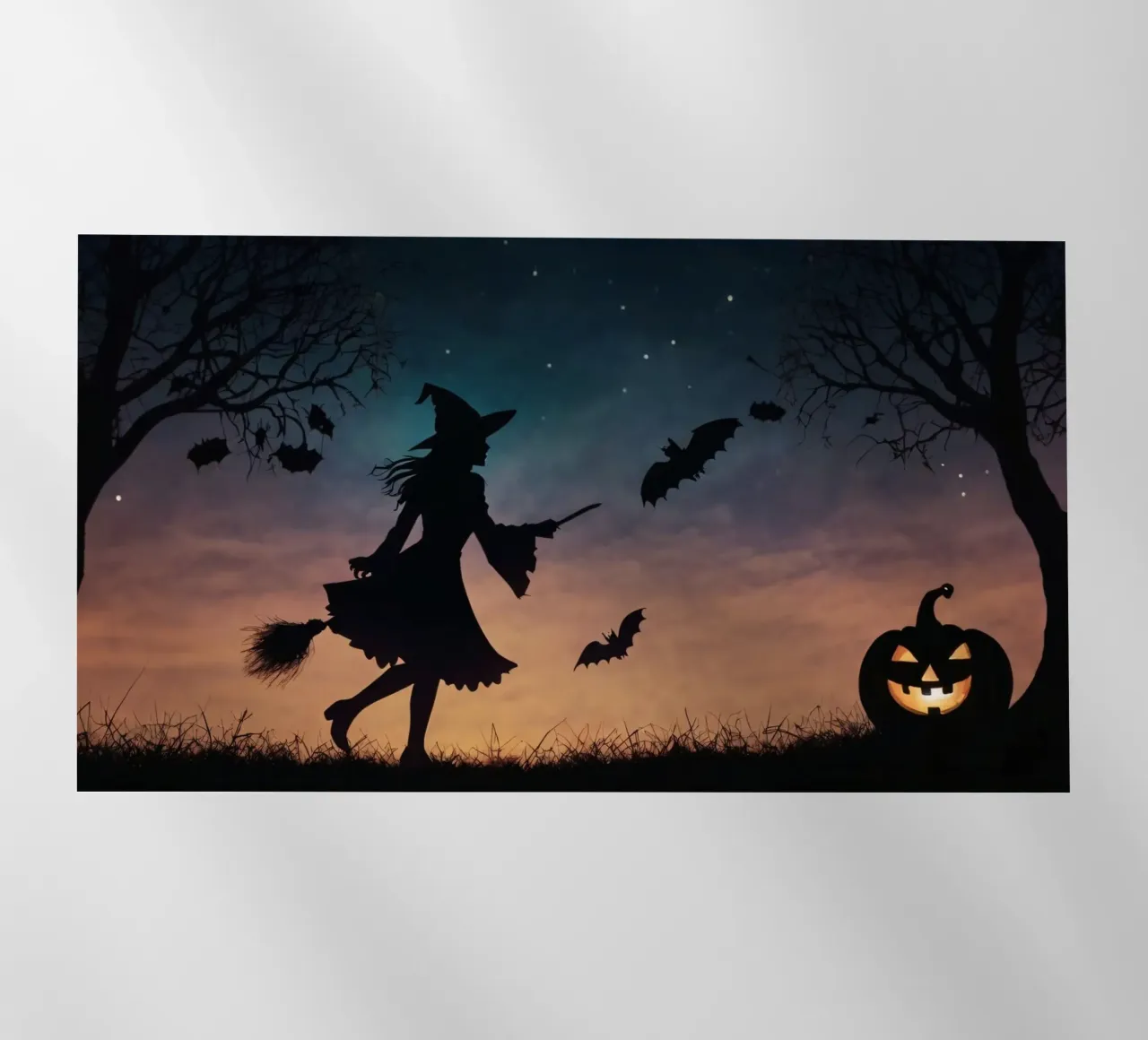 Una strega in controluce che vola su un manico di scopa in un pipistrello crepuscolare pellicola backlit da DesignDoodle