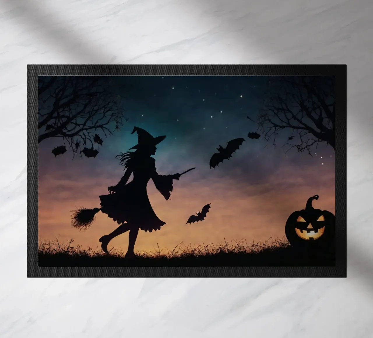 Eine silhouettierte Hexe, die auf einem Besenstiel in einer dämmrigen Fledermaus fliegt Fußmatte von DesignDoodle