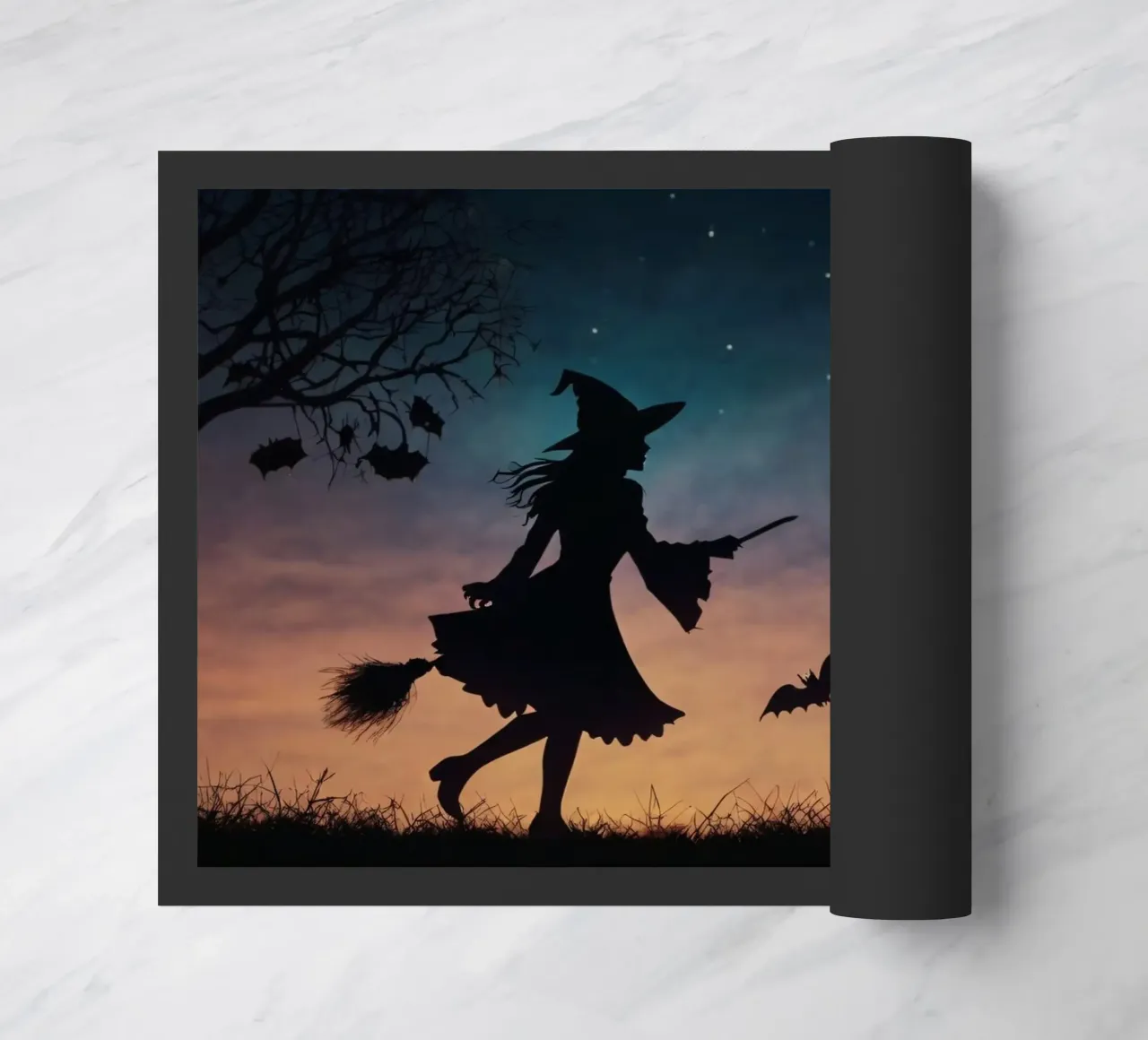 Eine silhouettierte Hexe, die auf einem Besenstiel in einer dämmrigen Fledermaus fliegt Fußmatte von DesignDoodle